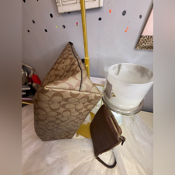 4FER Coach Brown Signature Tote and Pouch Set - Picture 11 of 17